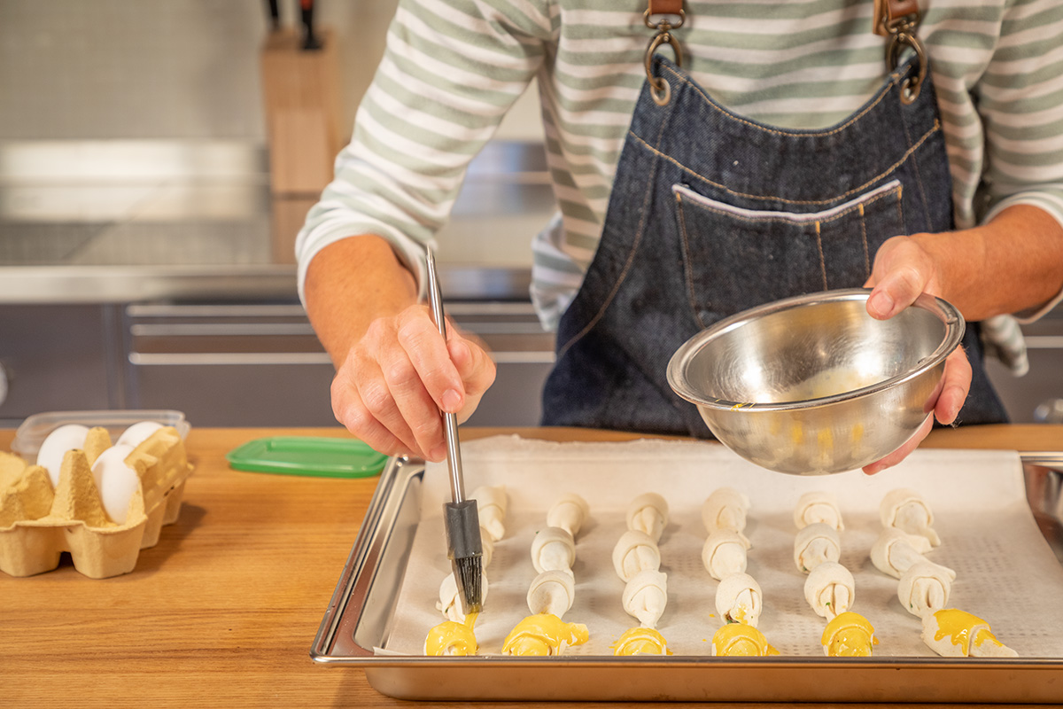 Schinkengipfeli bestreichen